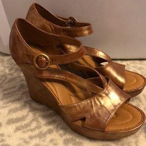 Brownish Gold Wedges